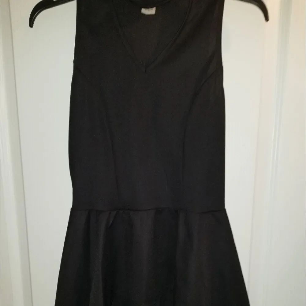 HYPE SLEEVELESS RUFFLE BOTTOM V-NECK SHIRT